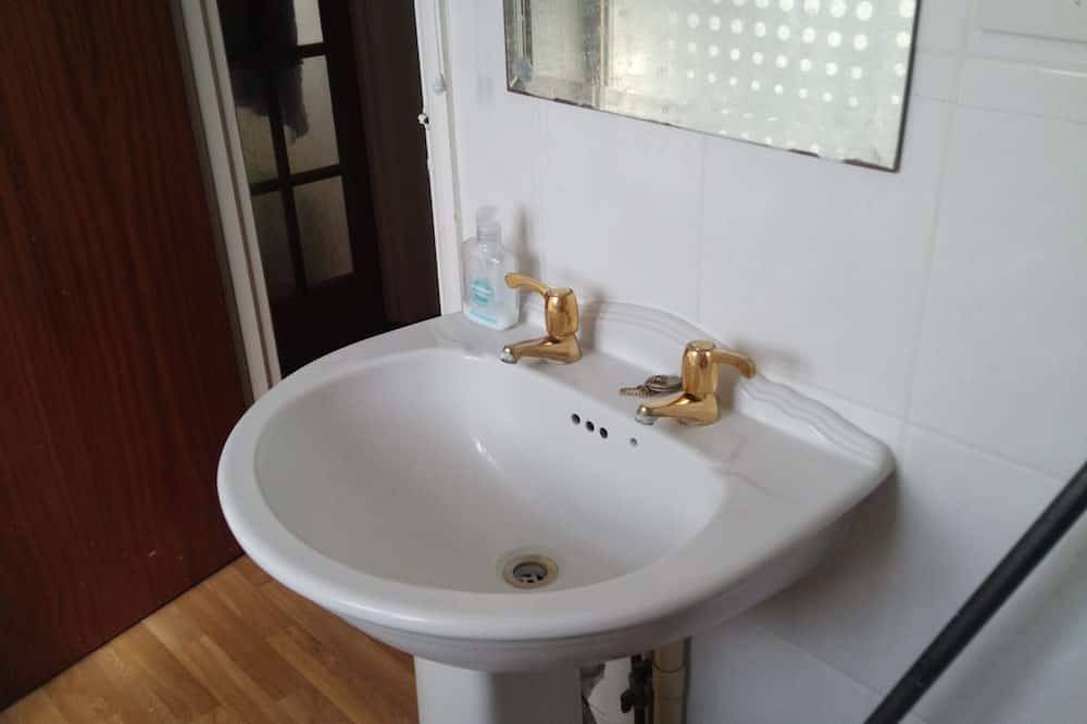 Room in shared house in leafy suburban road.  London Zone 4 in Sutton (London), London