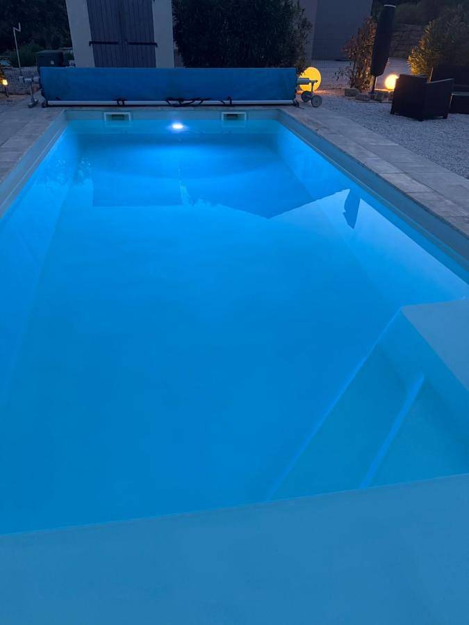 Location de vacances pour 6 personnes, avec jardin ainsi que vue et piscine à Cabasse - 2