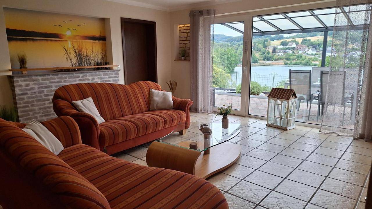 Ganze Wohnung, Seeblick-Ferienwohnung "Agger-Blick 1" mit großer Terrasse, kostenlosen E-Bikes, Sauna & Kajak in Gummersbach, Oberbergischer Kreis