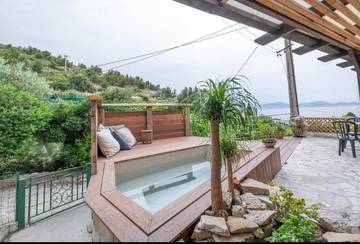 Gîte pour 9 personnes, avec vue ainsi que jardin et piscine dans Niolon
