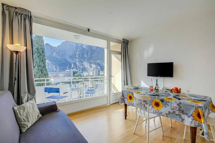 Ferienwohnung für 2 Personen, mit Balkon und Terrasse sowie Kinderpool und Seeblick in Riva del Garda