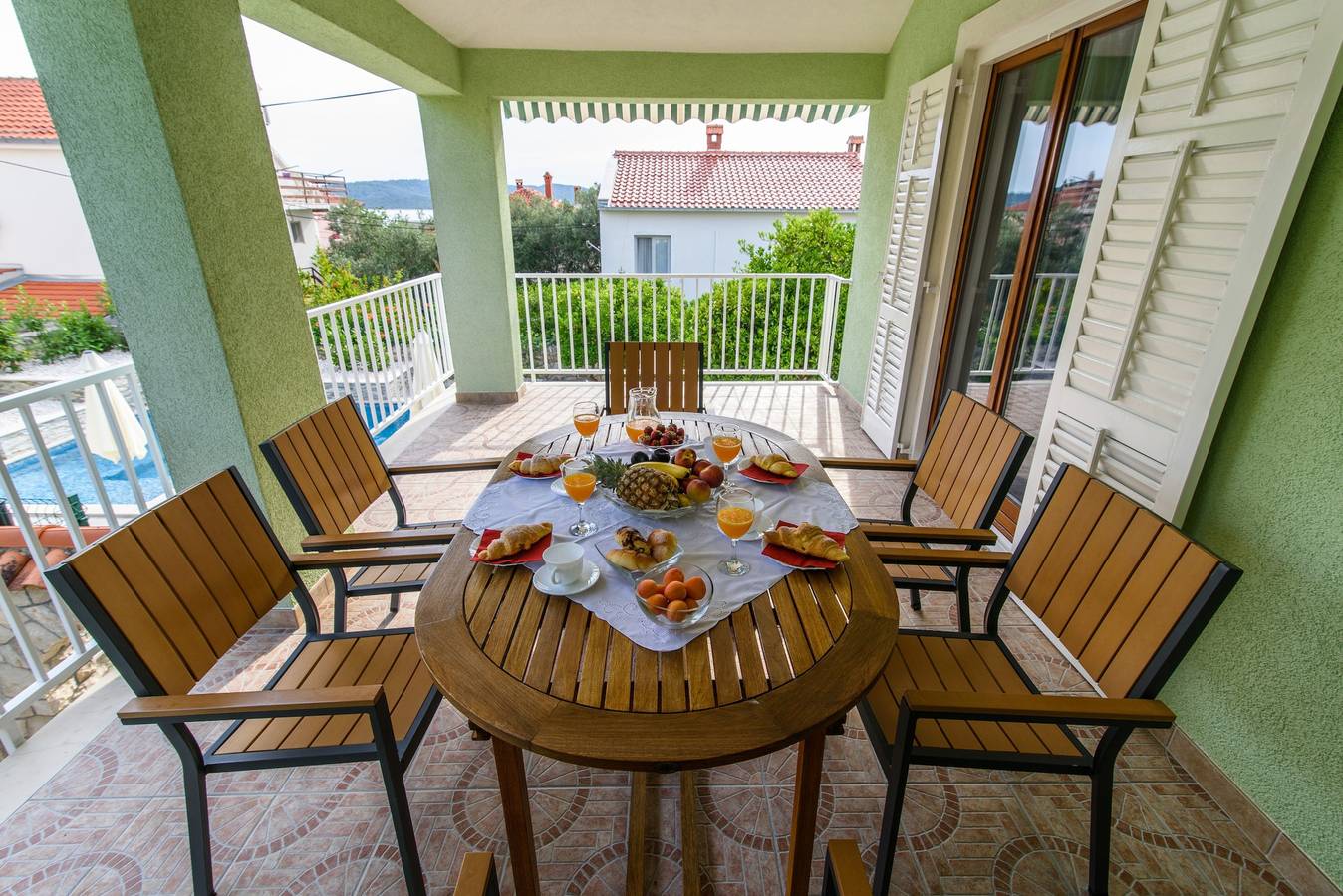 Ganze Wohnung, 2-Zimmer-Ferienwohnung mit Terrasse und Meerblick Okrug Gornji, Ciovo A-18827-b in Okrug Gornji, Ciovo