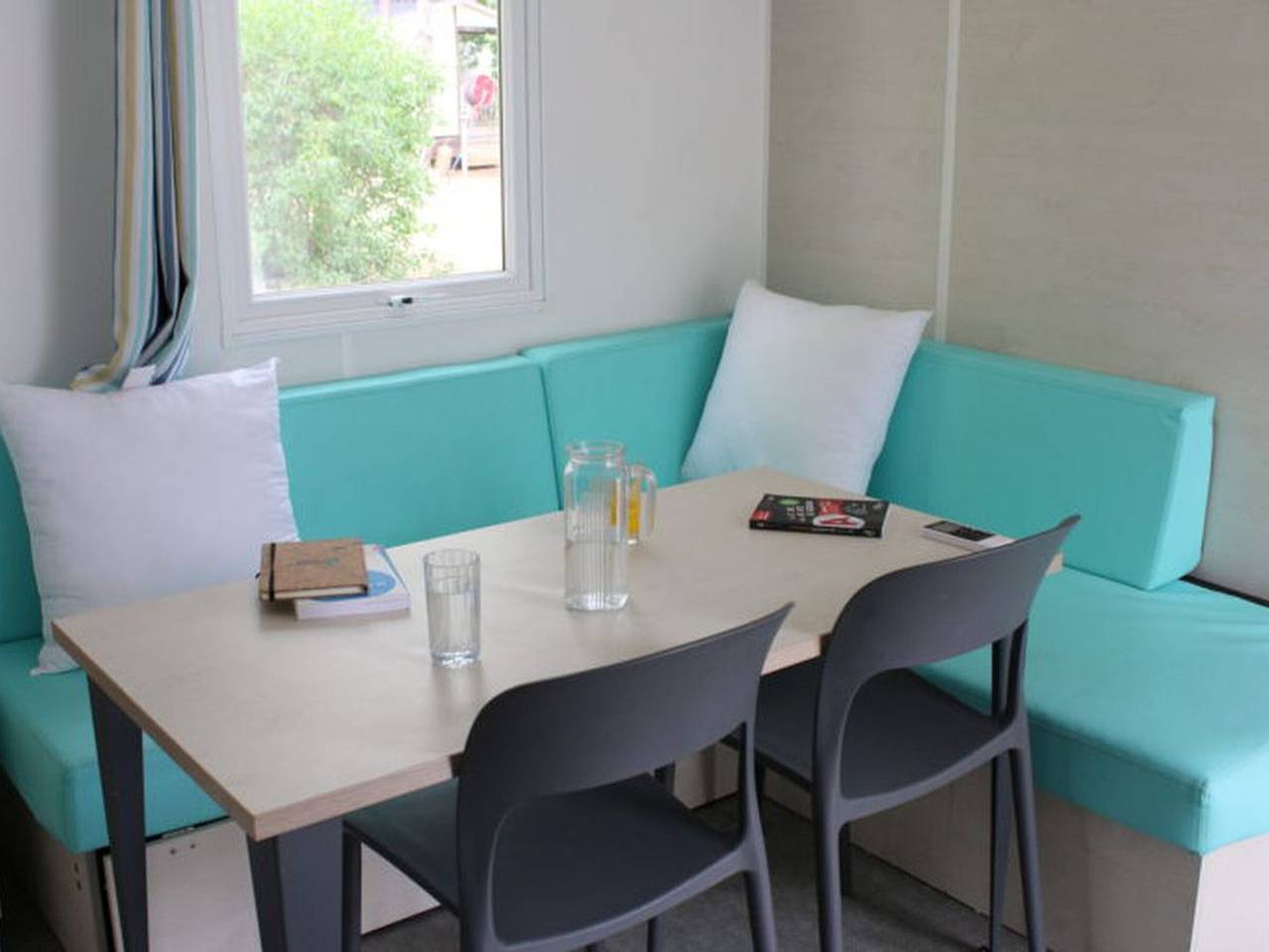 Mobil home para 8 con terraza en Villecroze in Villecroze, Region de Draguignan