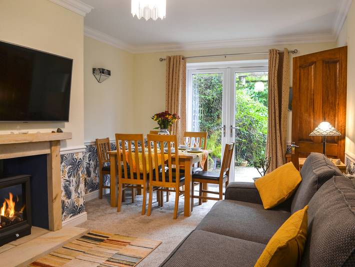 Log cabin for 6 people, with garden, with pets in Filey