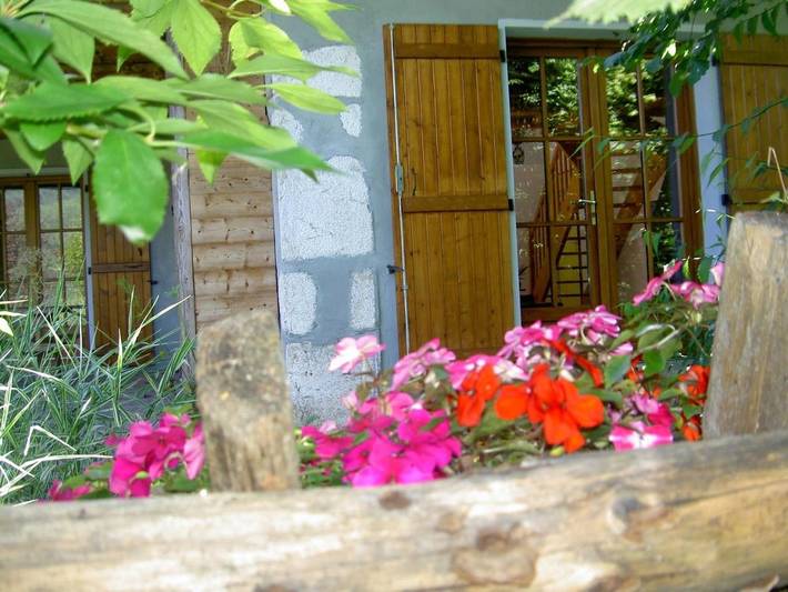 Location de vacances pour 4 personnes, avec Terrasse ainsi que Jardin et Vue à Le Noyer