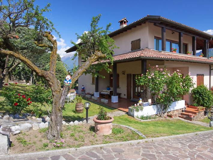 Holiday rental for 4 people, with Balcony and Terrace as well as Garden and Lake view in Lombardy