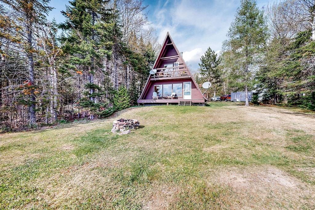 Gemütliche Seafront Kabine w / herrliche Aussicht, private Dock & Pebble Beach! in Moosehead Lake