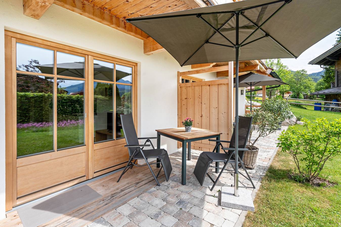 Ganze Wohnung, Ferienwohnung Alpin" mit Bergblick, privater Terrasse und Wi-Fi in Reit im Winkl, Bayerische Alpen