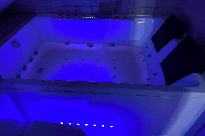 Large studio with jacuzzi/spa/balneo in Belfort, Territorio de Belfort