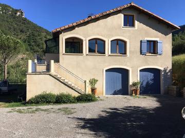 Gîte pour 8 personnes, avec terrasse ainsi que piscine et jardin à Mostuéjouls
