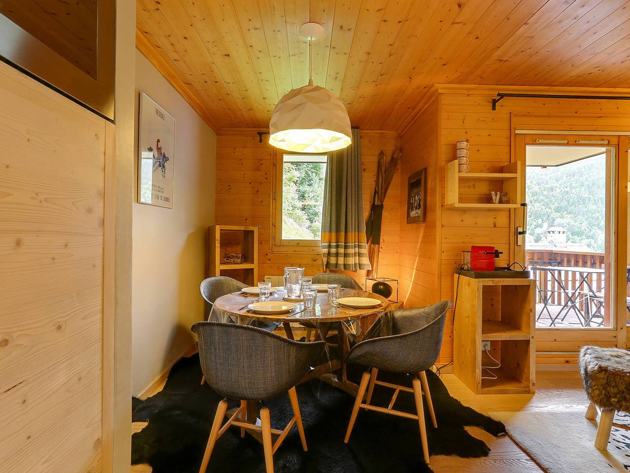 Entire apartment, Cozy Apartment Near Méribel Center, Perfect for Families – Sleeps 4/5, with Garage and Balcony in Les Allues, Les Trois Vallées