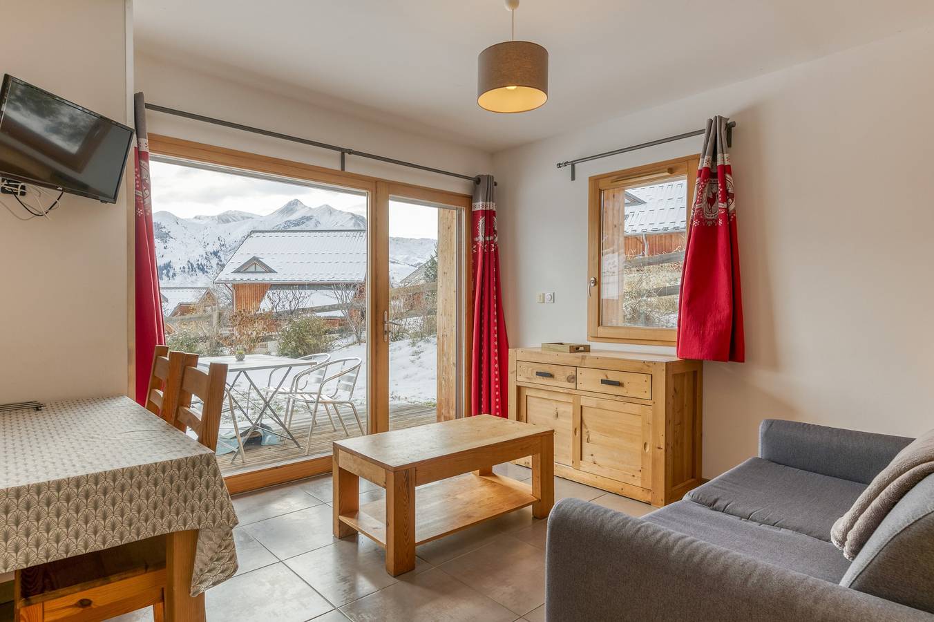 Entire apartment, Apartment 'Le Lièvre' with Mountain View, Private Terrace and Wi-Fi in Saint-Jean-d'Arves, Saint-Jean-de-Maurienne region
