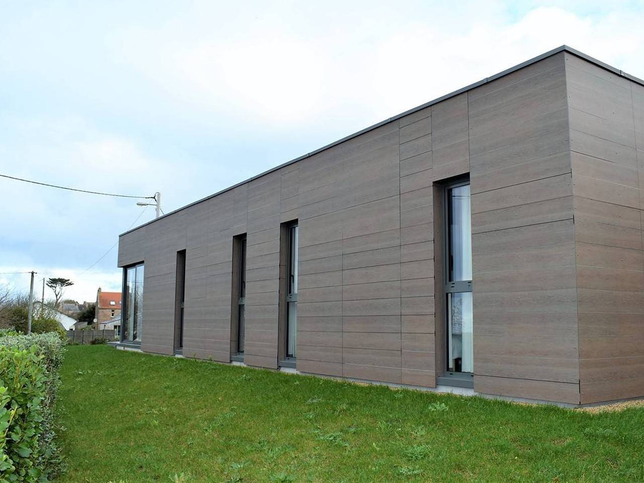 Maison neuve de plain-pied avec Wifi, terrasse et parking, à 2,5 km des plages à Trégastel in Trégastel, Côte de Granit Rose