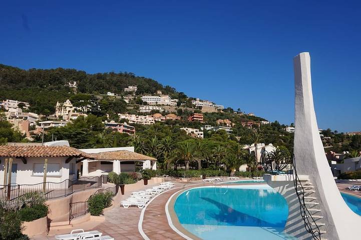 Appartement de vacances pour 4 personnes, avec sauna et terrasse ainsi que jardin et piscine