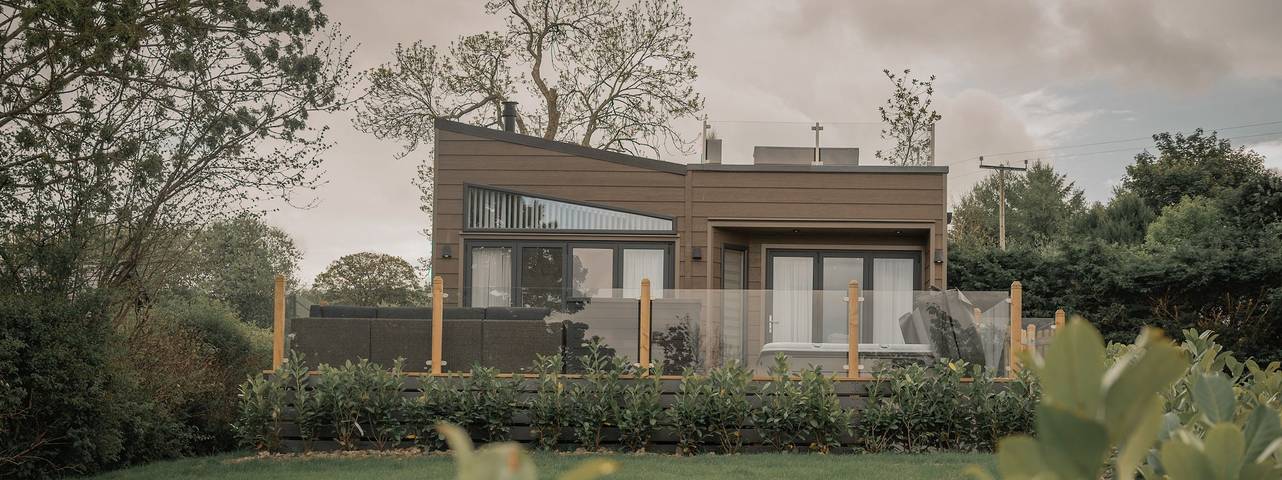 Glamping for 4 people, with hot tub in Wales