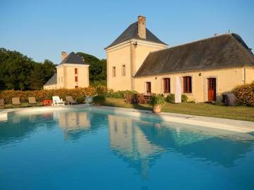 Gîte pour 8 personnes, avec terrasse et piscine à Tuffé