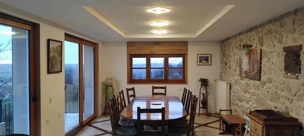 Location de vacances pour 13 personnes, avec vue et terrasse, animaux acceptés à Rieupeyroux - 4