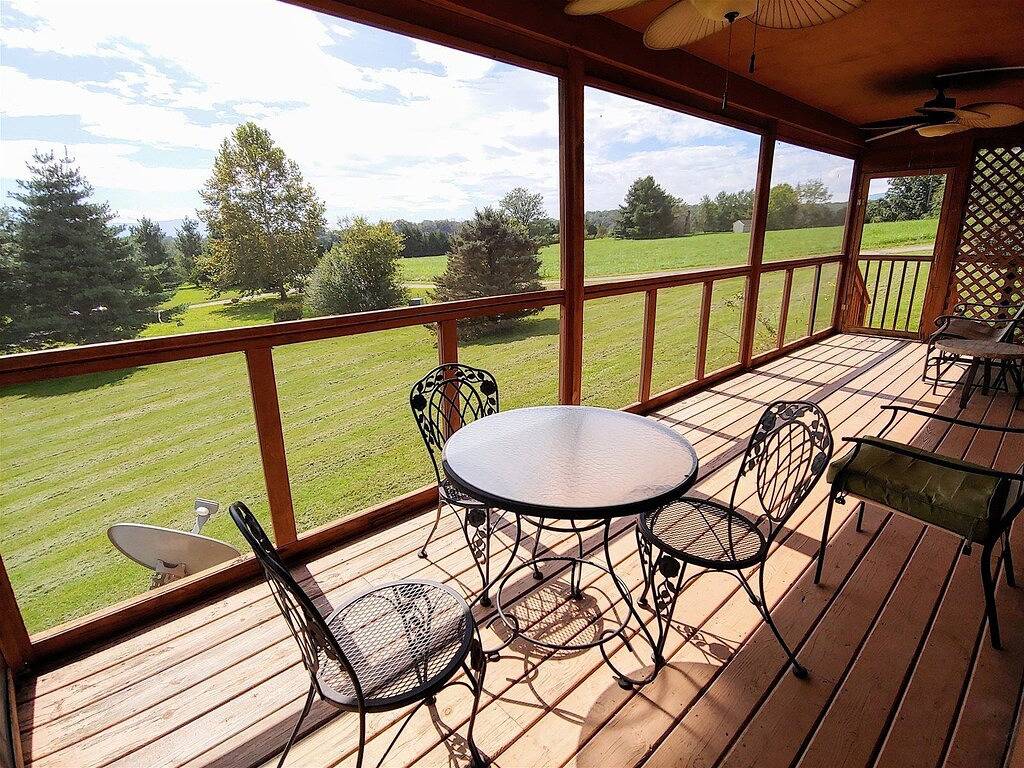 Log Cabin for 12 Guests in Page County