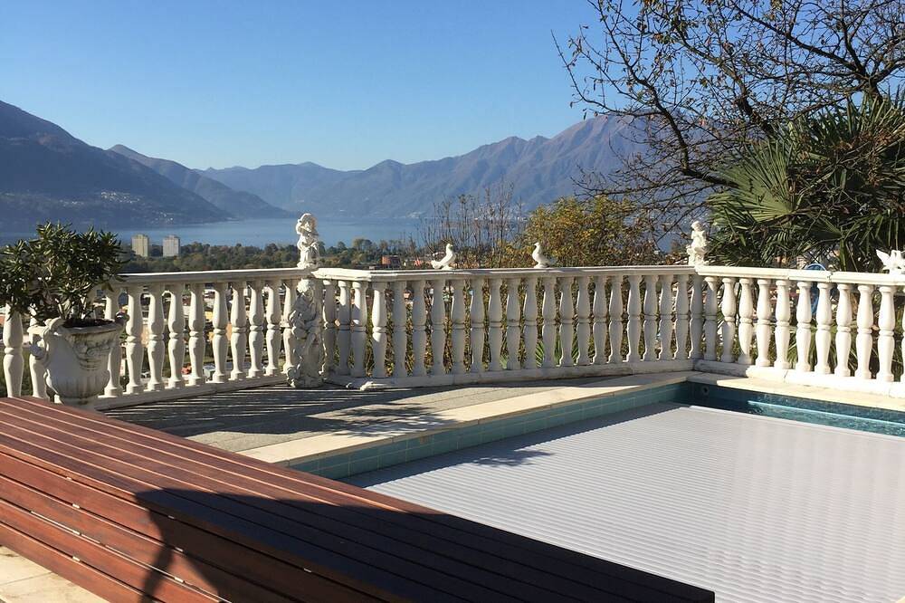 Casa de vacaciones romántica con vista fantástica del lago Maggiore y piscina. in Gordola, Alpes Ticineses y del Verbano