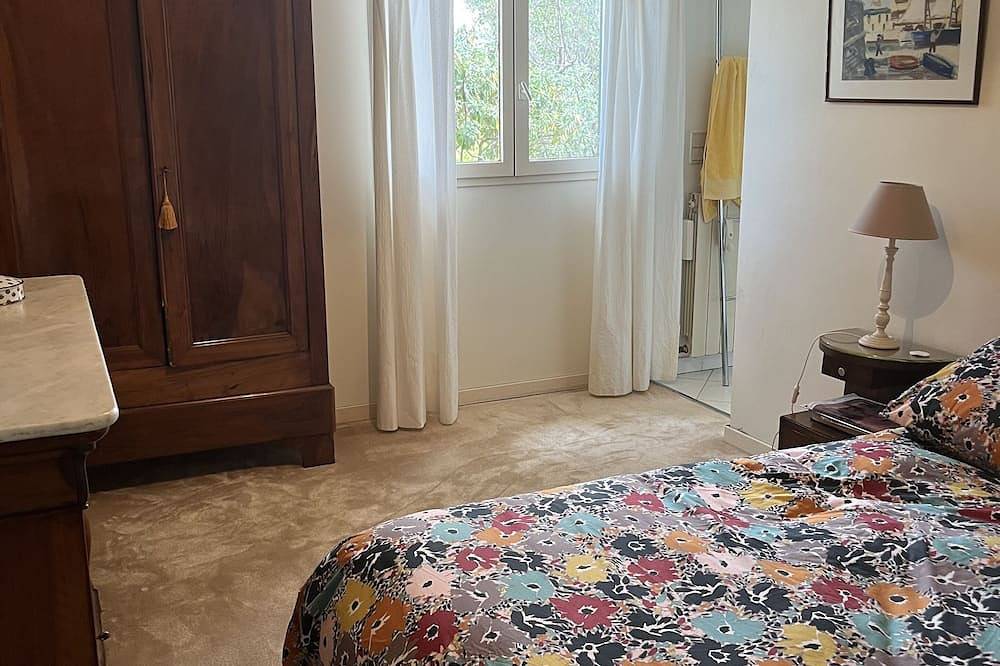 Garden level with swimming pool, refined amenities in the heart of the countryside in Marseille, Mediterranean Coast (France)