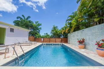 Cottage pour 4 personnes, avec vue ainsi que jardin et piscine à Deshaies