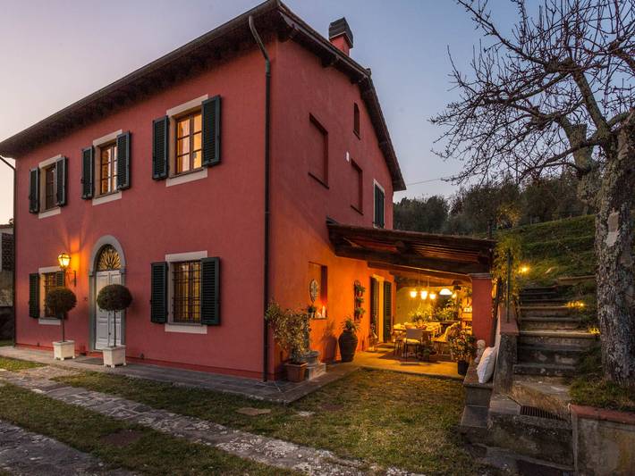 Agriturismo voor 8 personen, with tuin and terras as well as zwembad in Lucca