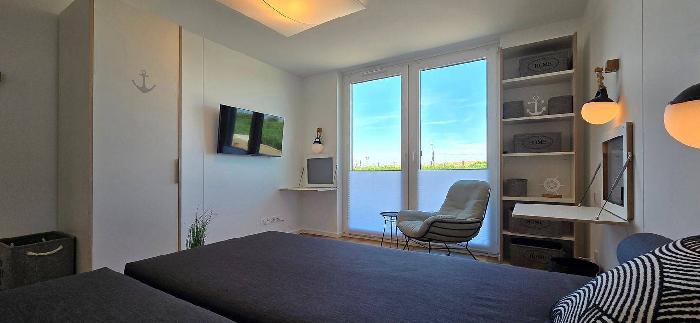 Appartement entier, Die großzügige Ferienwohnung i10 in Graal-Müritz bietet auf 74 m² Platz für bis zu sechs Personen. Sie verfügt über ein Schlafzimmer, ein modernes Bad, eine offene Küche sowie eine überdachte Terrasse. Zur Ausstattung zählen zwei Fernseher, Fußbodenheizung, Waschmaschine, Trockner, Privatparkplatz und Wlan. Die Unterkunft liegt in erster Reihe am Strand und ist kinderfreundlich sowie barrierearm dank Aufzug und ebenerdigem Zugang. in Graal-Müritz, Rostock et ses environs
