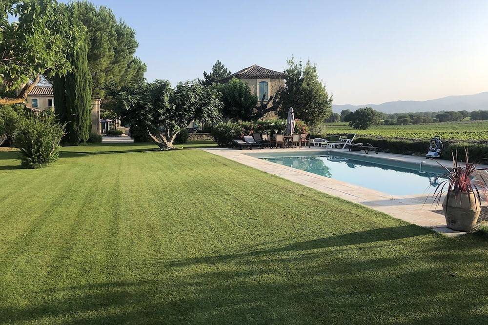 Gite Soie: cosy stone cottage in a quiet area surrounded by vines in Mazan, Parc naturel régional du Mont-Ventoux