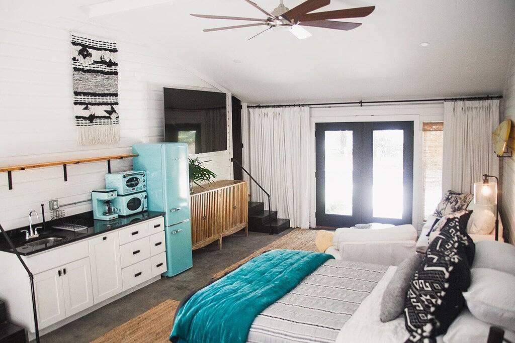 Heart of the Ssi studio cottage, fresh design, Walk to shops/dinner/lighthouse in St. Simons Island, Glynn County