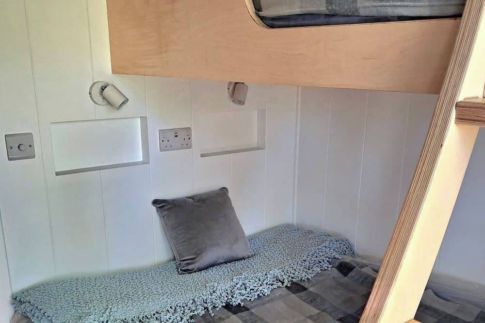 Sherwood Pines - Deluxe Pod 3, romantic, with open fire in Edwinstowe in Clipstone, Nottinghamshire