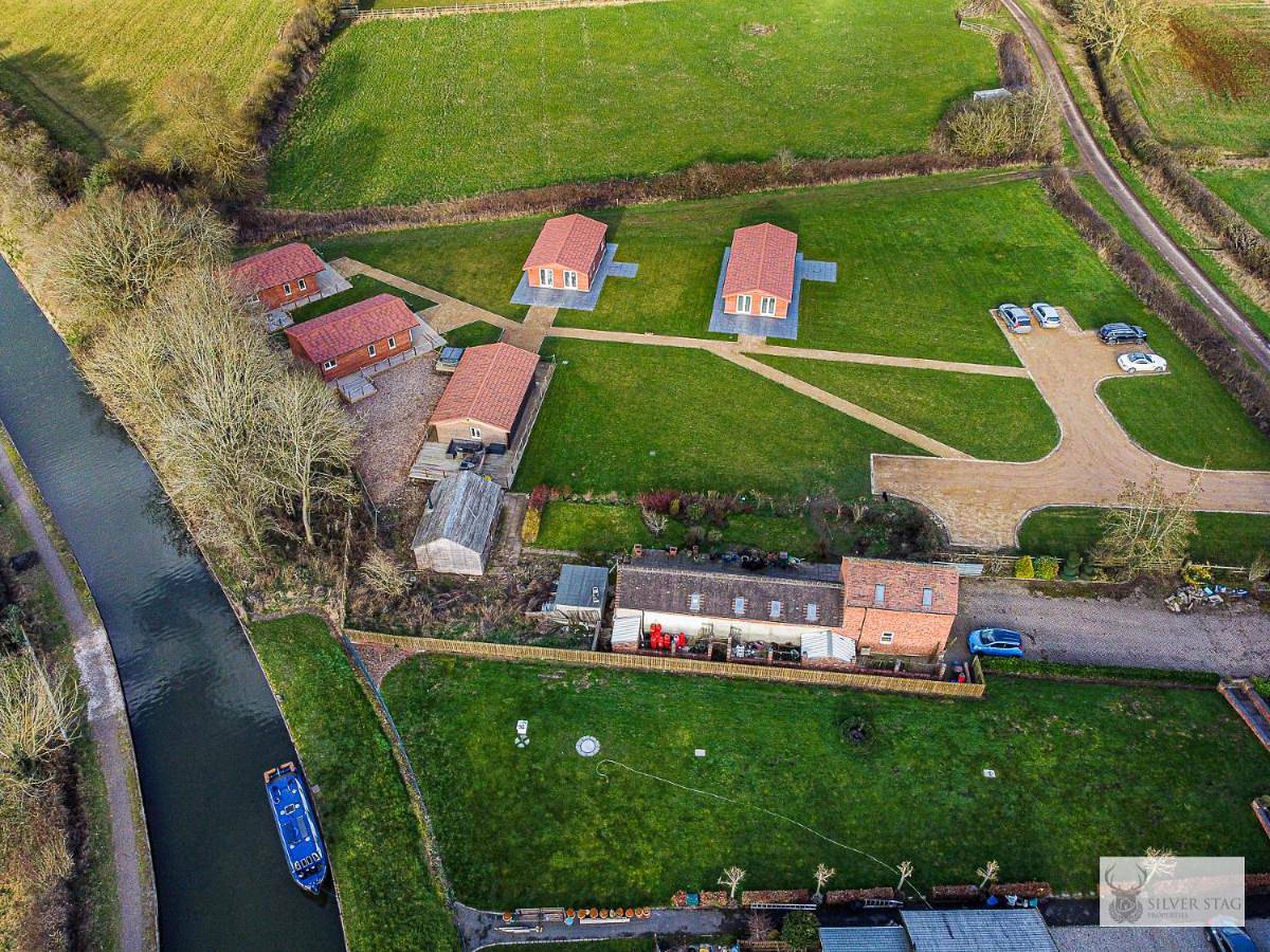 Cozy Luxury Cabin Retreat with Superking Bed in Heart of England