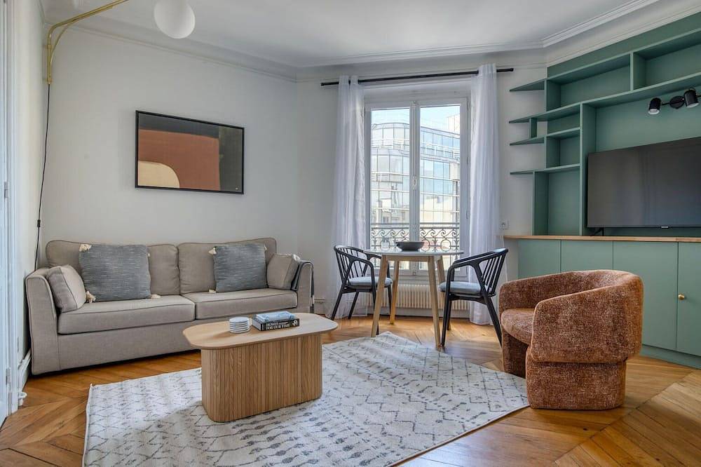 Entire apartment, Blueground | Anatole-France, family area, nr shops in Levallois-Perret, Hauts-de-Seine