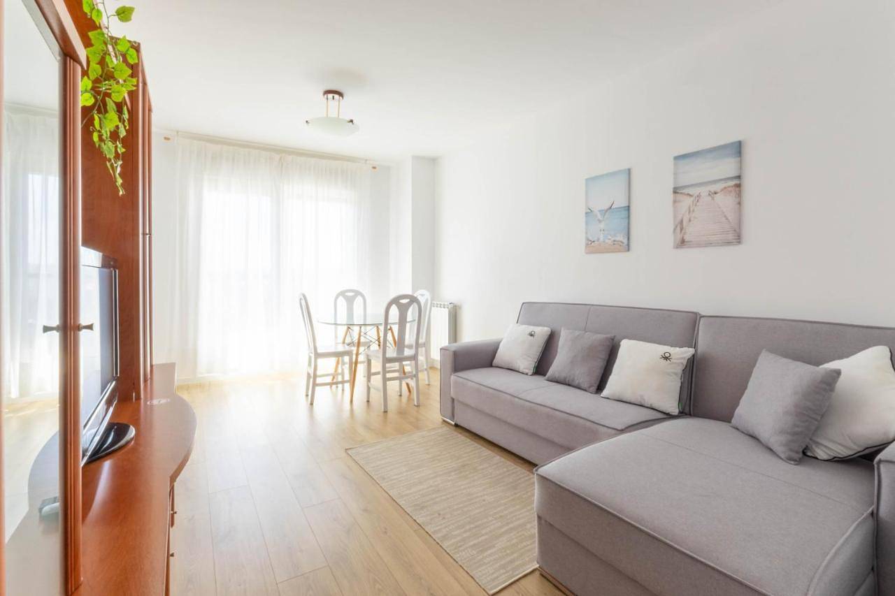 Apartamento entero, Three-Bedroom Apartment with View in Soto de la Marina, Santa Cruz de Bezana