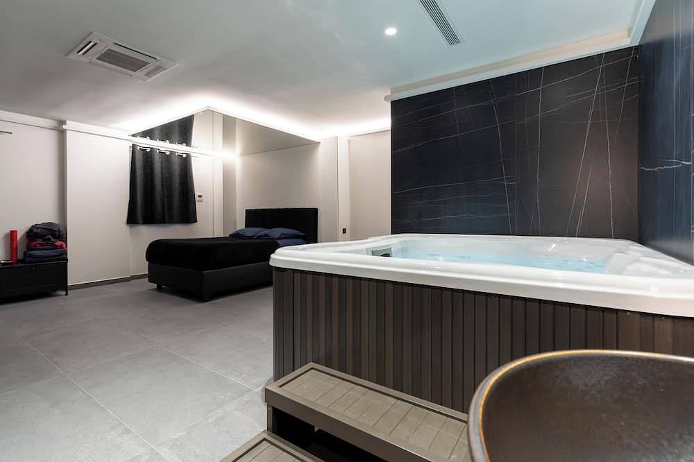 Entire apartment, Black Suite Jacuzzi Disneyland in Esbly, Seine-et-Marne