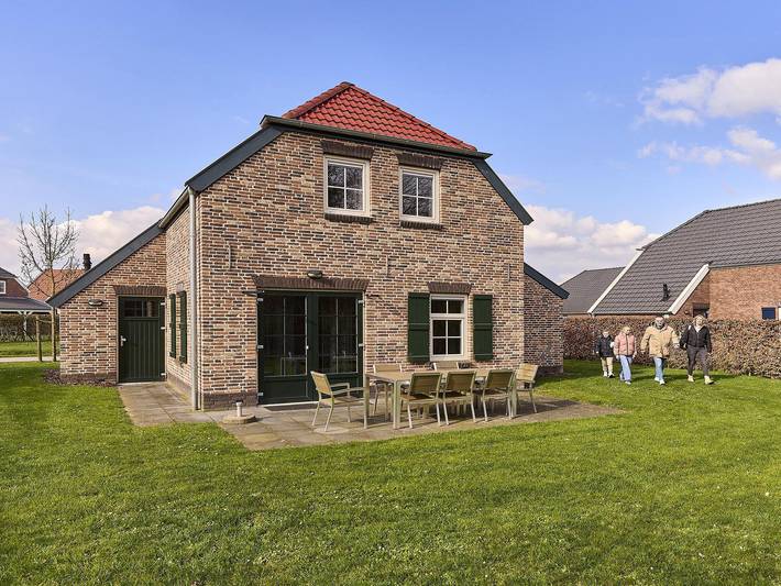 Vakantiehuis voor 7 personen, with Whirlpool and Terras as well as Tuin and Zwembad in Leudal