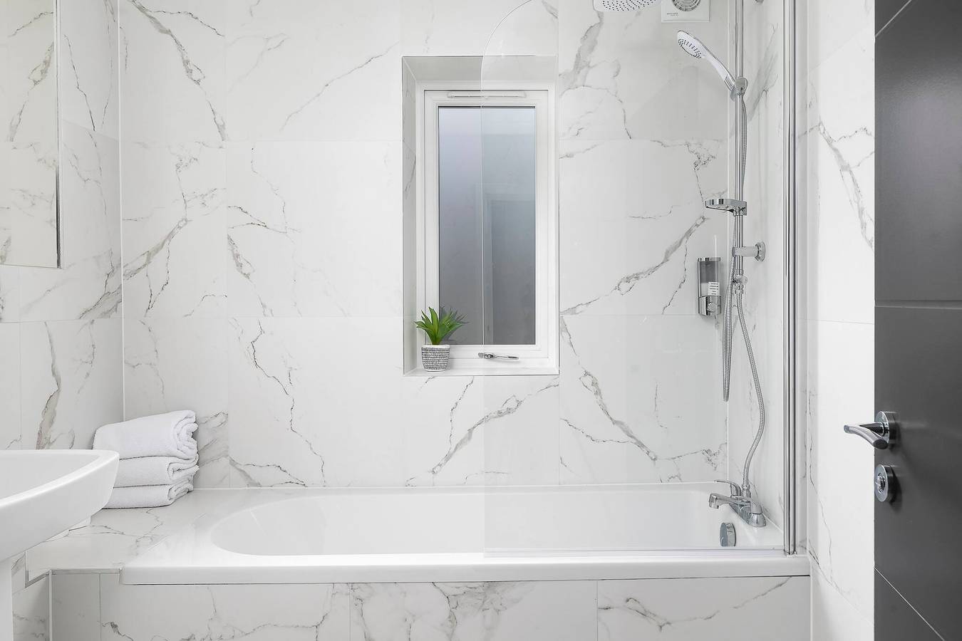 Entire apartment, Skyvillion vineyard Court, Enfield, 2 bed, with garden in London, South East England