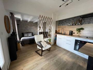 Gîte pour 2 personnes, avec piscine et jardin à Puisserguier