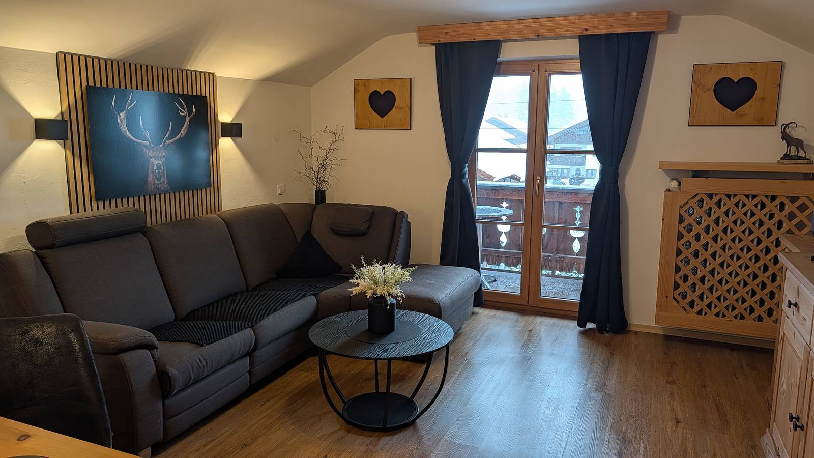 Entire apartment, Apartment 'Wetterstein' with Mountain View, Balcony and Wi-Fi in Mittenwald, Bavarian Alps