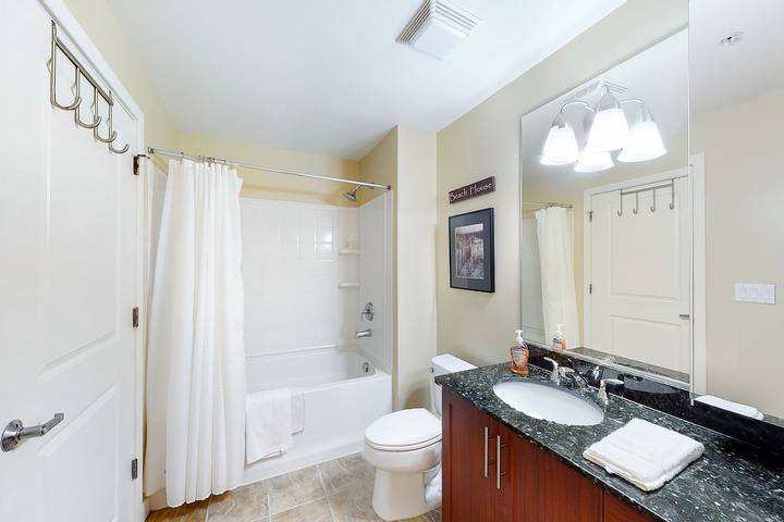 Vacation apartment for 8 people, with pool and balcony in Virginia