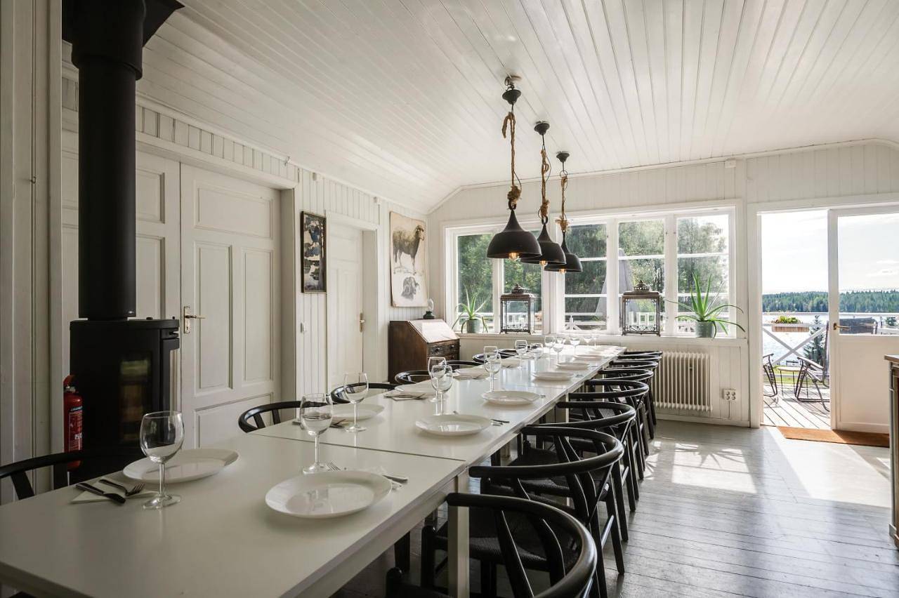 Secluded lakeside villa - sauna, ski, boat, 20 guests in Ludvika, Dalarna