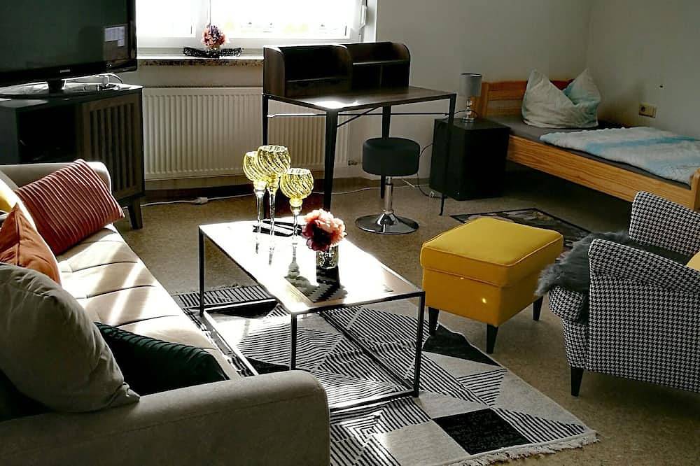 Ganze Wohnung, Ferienwohnung Maximilian mit Balkon und gemütlichen Gartenmöbeln in Rödental, Oberes Maintal - Coburger Land