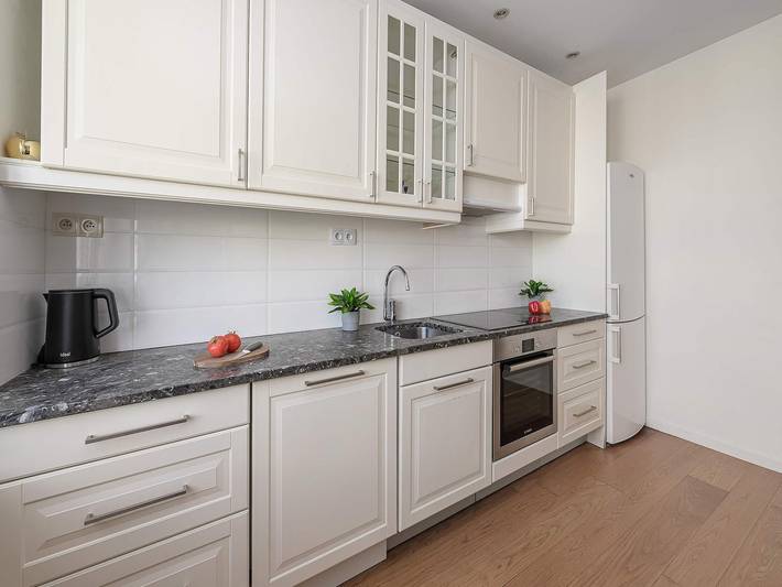 Ganze Wohnung, Apartment mit Balkon mit Skyline-Flair in Warschau Stadtmitte, Warschau