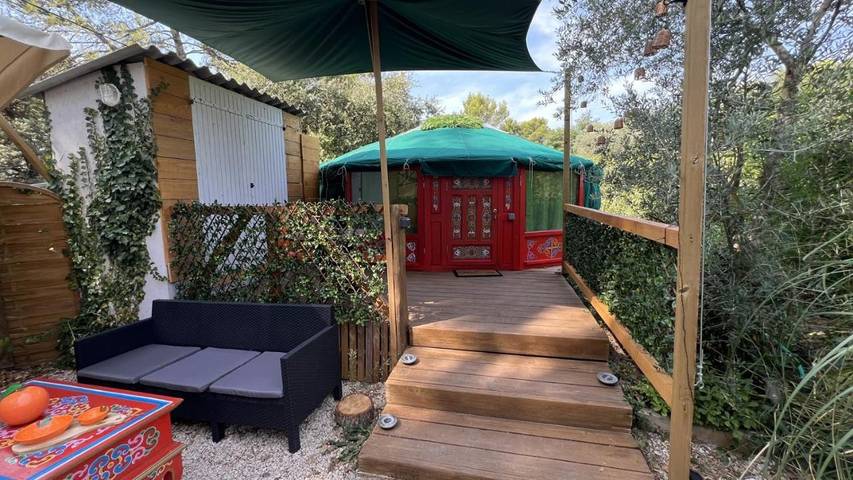 Tente pour 4 personnes, avec jardin ainsi que terrasse et jacuzzi