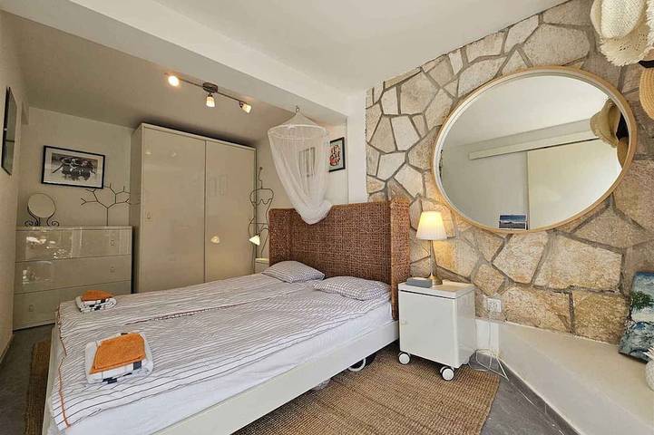 Apartamento entero, Apartamento de vacaciones con terraza y vistas al mar in Njivice, Krk (isla)