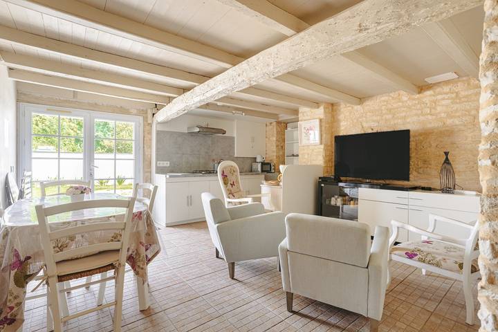 Holiday Home 'Gîte Romantique De Type Charentais' with Shared Terrace, Wi-Fi and Air Conditioning in Le Thou, Rochefort region