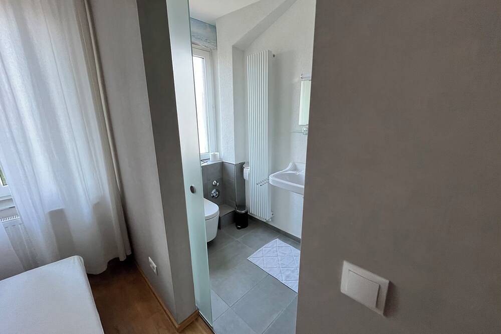 Entire apartment, High-quality living close to the city center at Ringpark. Fortress view. Residence 400 m. in Würzburg, Franconian Wine Country