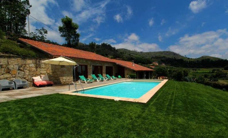 Location de vacances pour 8 personnes, avec Terrasse et Jardin ainsi que Bassin pour enfant et Piscine dans Vilarinho (Valdosende)