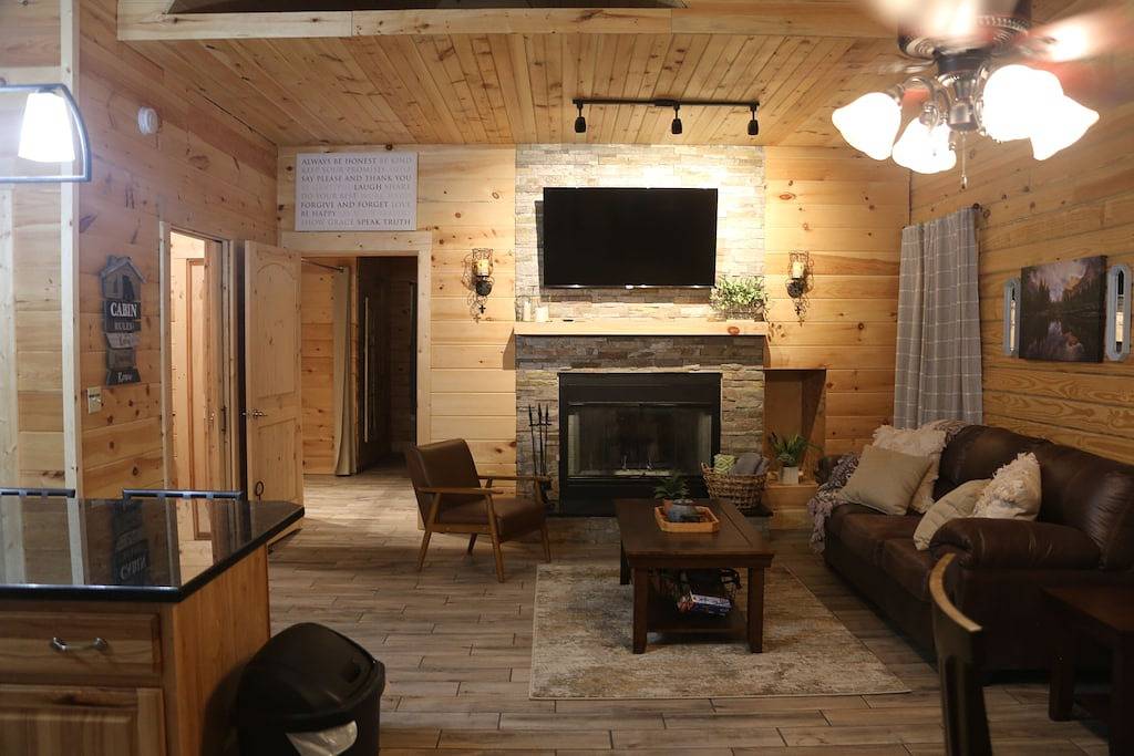 Modern Cabin on wooded 20 acres with scenic view in Lake Cumberland