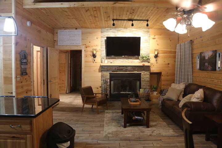 Log cabin for 8 people, with yard and balcony in Lake Cumberland