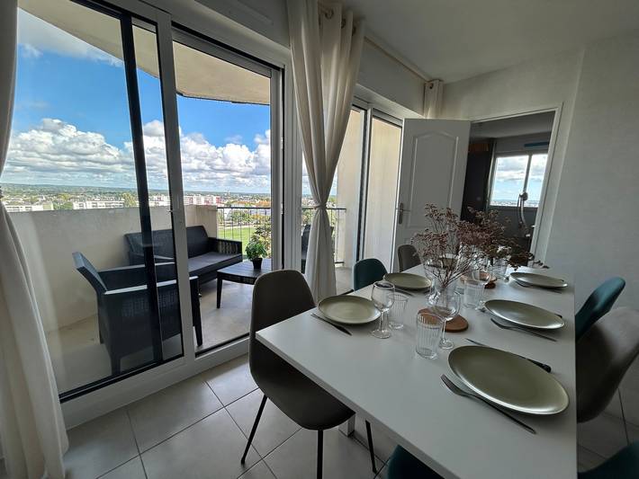 Entire apartment, Bright 3-Bedroom Apartment with Balconies, Open Views, and Wi-Fi in Vannes, Côte des Mégalithes